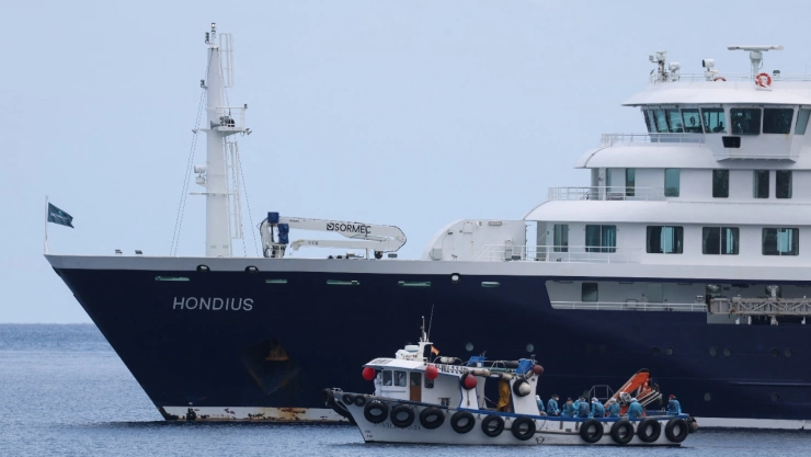 Los pasajeros del crucero MV Hondius, afectado por un brote de hantavirus, son trasladados en barco al puerto tras desembarcar en Granadilla de Abona, Tenerife , España, el 10 de mayo de 2026