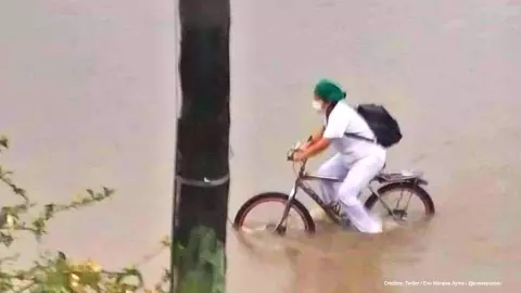 enfermera bici inundaciones.jpg