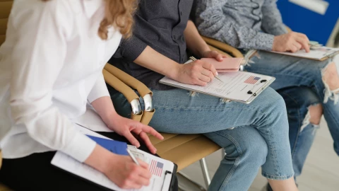 Personas rellenan un formulario de Estados Unidos.