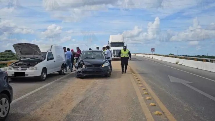 ¡Precaución! Se registra CARAMBOLA en la Mérida-Tetiz por derrame de producto