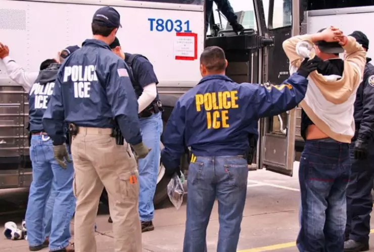 Imagen ilustrativa de agentes de ICE arrestan a inmigrantes. Imagen: Wikimedia Commons