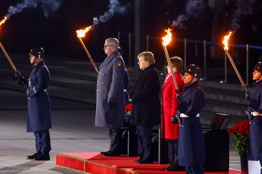 Angela Merkel en la ceremonia de despedida