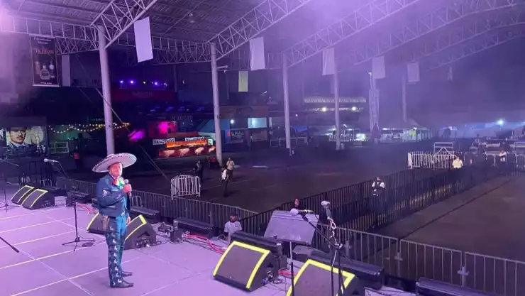 abuelito rogelio veyna el mostrenco da un concierto en la feria de fresnillo y nadie asiste.jpg