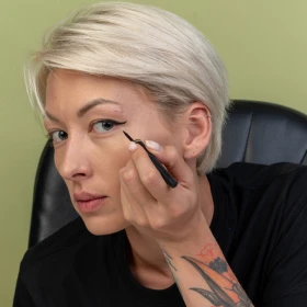 /estilo-de-vida/eyeliner-stamp-mirada-simétrica-50-años