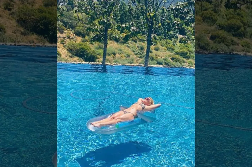 Britney en la alberca.jpg