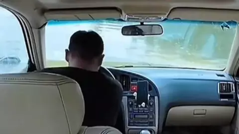 hombre muere atrapado en su automóvil tras caer en un río