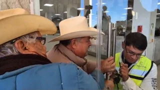 Campesinos toman la aduana.