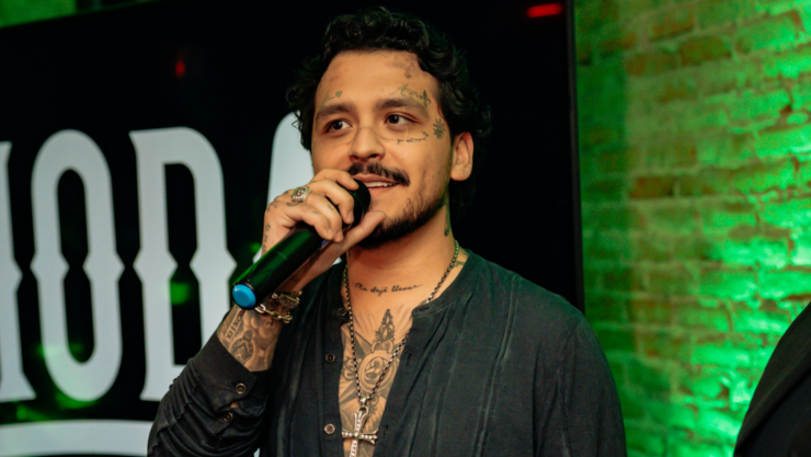 Christian Nodal corre a asistentes a su concierto por arrojar un vaso de alcohol; esto paso