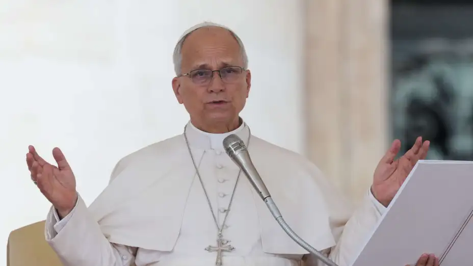 El papa León XIV en la plaza de San Pedro del Vaticano.