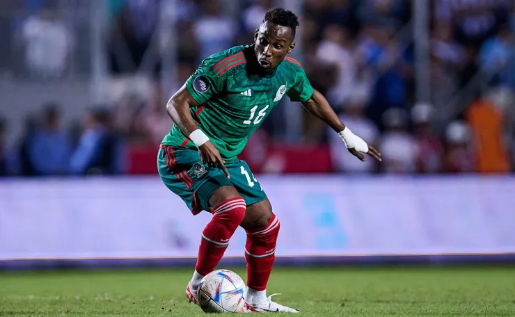 Julián Quiñones con la camiseta del la Selección Mexicana