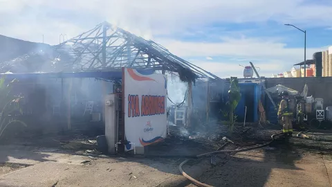 Incendio consume marisquería en Real del Valle, Mazatlán