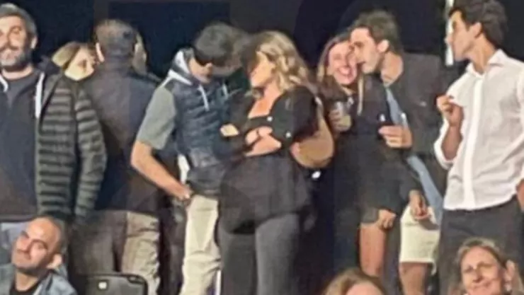 Gerard Piqué besando a su nueva novia