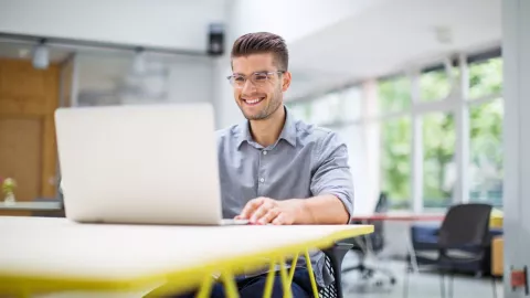 Vacante para personas con preparatoria y que hablen inglés