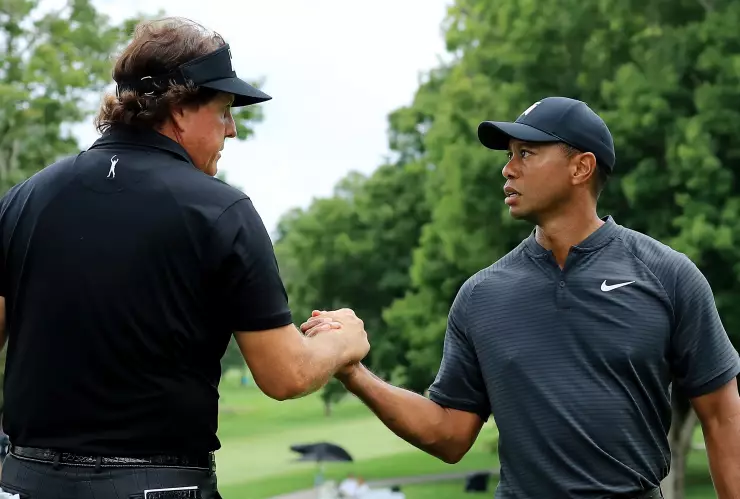 Los estadounidenses Tiger Woods y Phil Mickelson se enfrentarán mañana en Florida