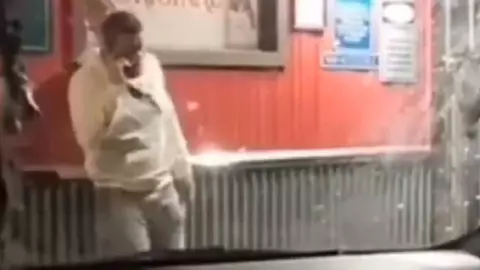 VIDEO_ Cacha a su marido saliendo de ver a las cariñosas, ¿no que estabas en la casa?