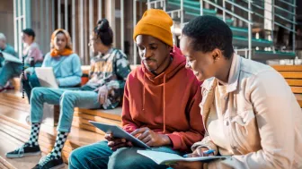 A menudo triunfa y para él es fácil adquirir conocimientos en lenguas y matemáticas.