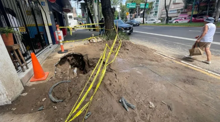Fuga de agua en Tlalpan, CDMX, lleva más de un mes sin repararse