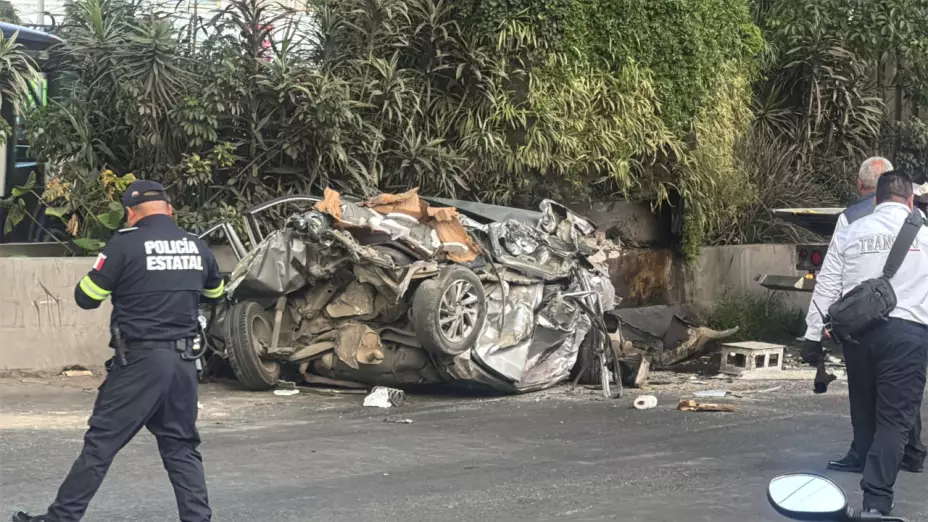 El automóvil quedó totalmente destruido tras chocar con un tráiler en Periférico Norte, Naucalpan