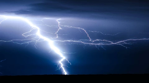 Rayo mata a dos jóvenes en Tabasco