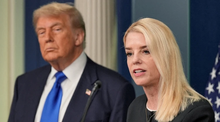 El nombre de Trump figura en los documentos de Epstein, según medios de EU. Bondi informó al presidente en mayo