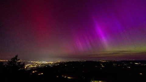 Aurora boreal sobre Lausana y el Jura desde el Tour de Gourze en Riex, Suiza