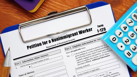 El uscis advierte de cambios en algunos formularios.