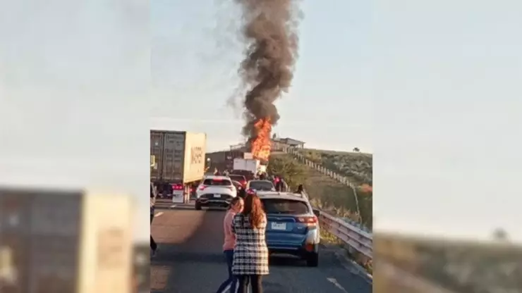 CIERRAN autopista Guadalajara a Colima por devastador incendio de un tráiler