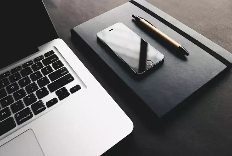 ¿Es peligroso cargar mi celular desde la computadora?