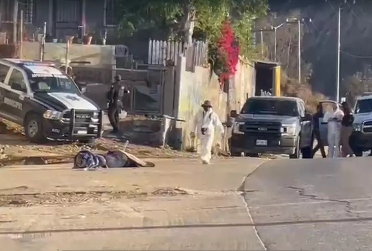 VIDEO Hallan el cuerpo de un hombre encobijado en la colonia Loma Bonita en Tijuana