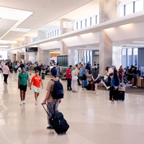 Pasajeros y turistas en el Aeropuerto Internacional de San Francisco, California