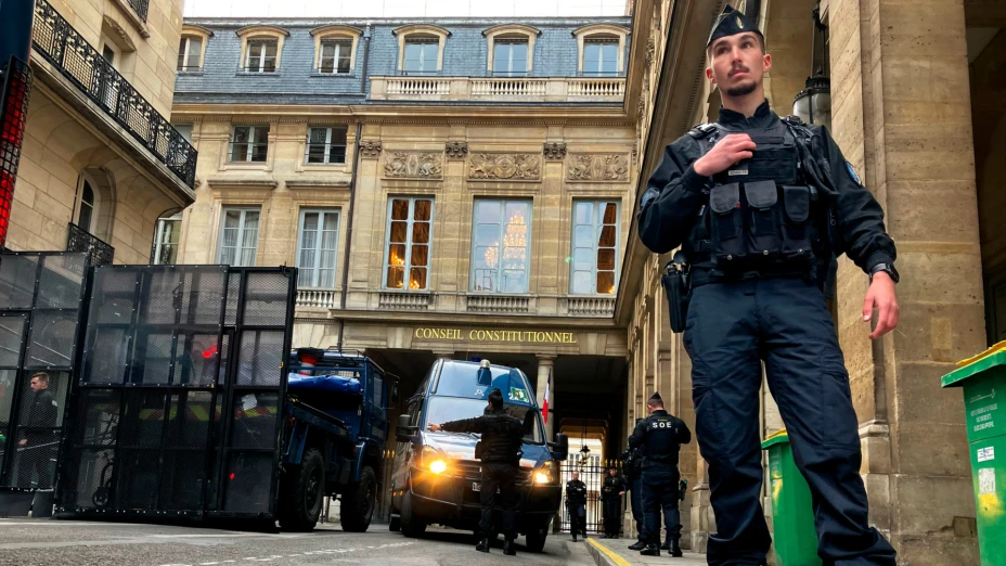 Barricada frente al Consejo Constitucional en Francia.