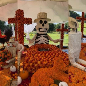 Adornos por el Día de Muertos en la tumba del “Mechosorprenden en Zapopan