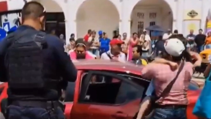 Rescatan a niña de un auto luego de que su padre fue asesinado