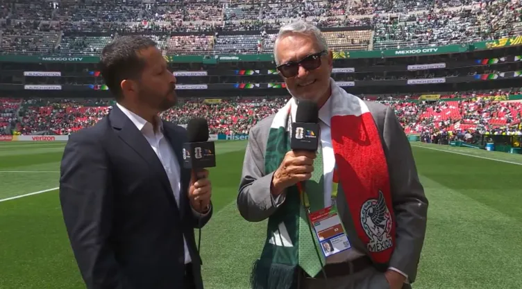 Ricardo B. Salinas Pliego asiste a la inauguración en el Estadio Ciudad de México