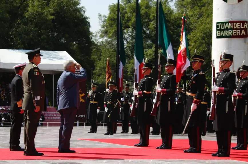 AMLO devela placa por los 200 años del Heroico Colegio Militar