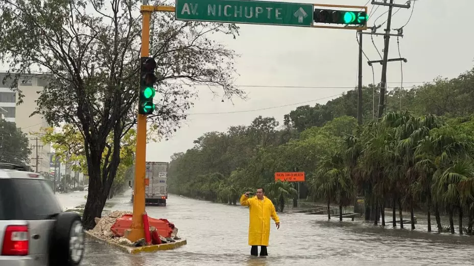 Tráfico hoy_ Realizan cortes viales por lluvias en Cancún este martes 18 de junio de 2024.jpg