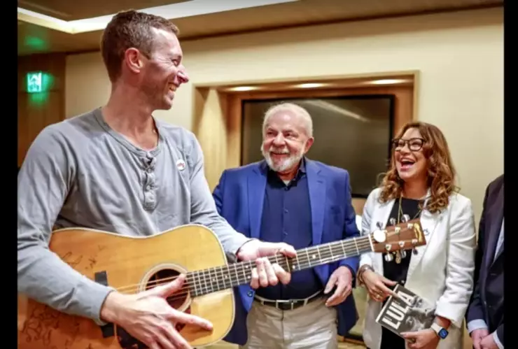 Chris Martin regala una guitarra a Lula da Silva