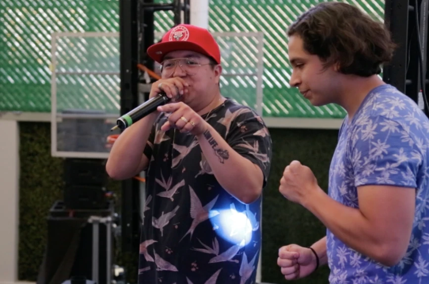 Saga interactuando con el público