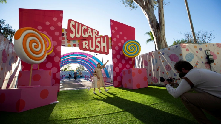 Familias californianas disfrutan nuevo parque temático.