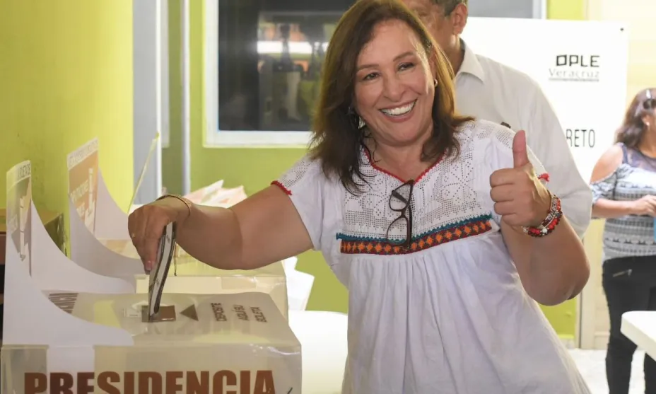 Rocío Nahle acude a emitir su voto