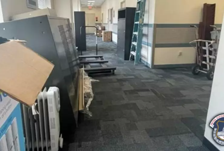 Un oficial encontró la bolsa en medio del piso de un pasillo.