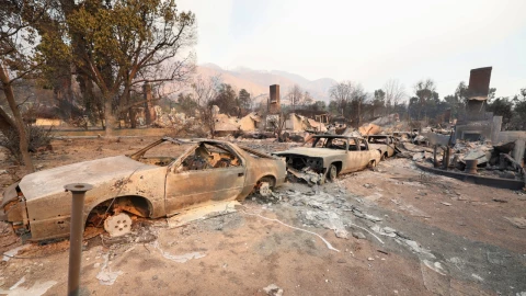Coches y casas quemadas tras el devastador incendio en California
