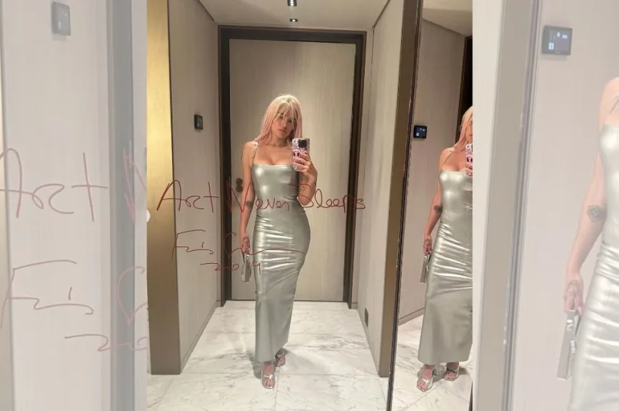 Karol G con vestido gris.jpg