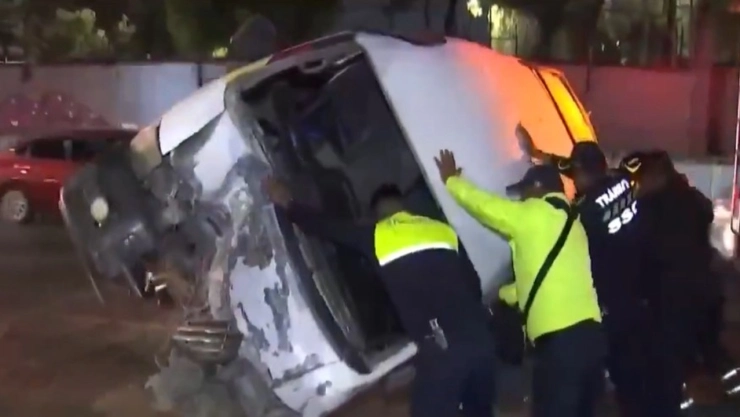 Mientras Dormía: Aparatosa volcadura de combi de transporte en la alcaldía Iztapalapa deja varios lesionados
