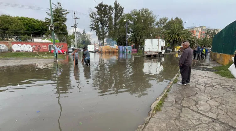 Inundaciones en Iztapalapa dejan casas, muebles y autos dañados.