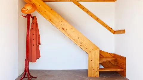 Escalera de madera rústica