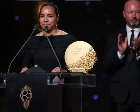 Charlyn Corral tras ganar el premio a la Goleadora del Año.