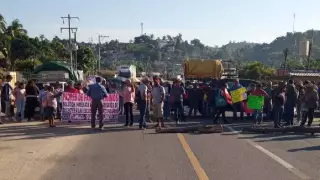 Bloqueo sobre la carretera Acapulco-Pinotepa para exigir maestros en comunidades indígenas y afromexicanas de Guerrero