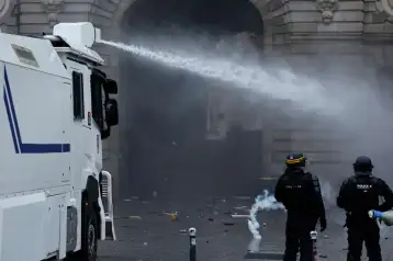 Policía francesa utiliza un cañón de agua durante una manifestación en París.
