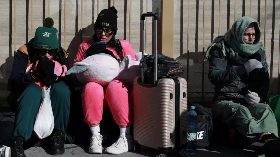 Migrantes en EU esperan para entregar documentos.